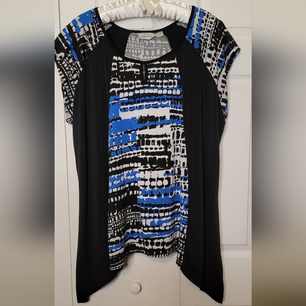 #512 Avenue Modern Blue and Black Patterned Blouse w Sharkbite Hemline,
